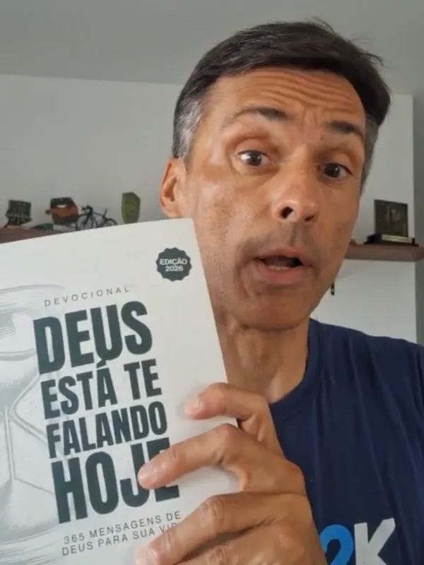 Leitor segurando a edição 2026