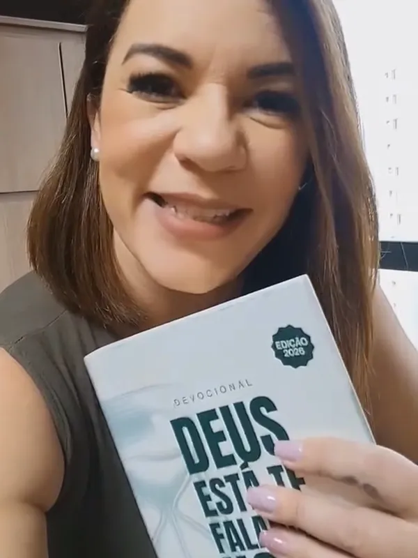 Leitora com a capa da edição 2026