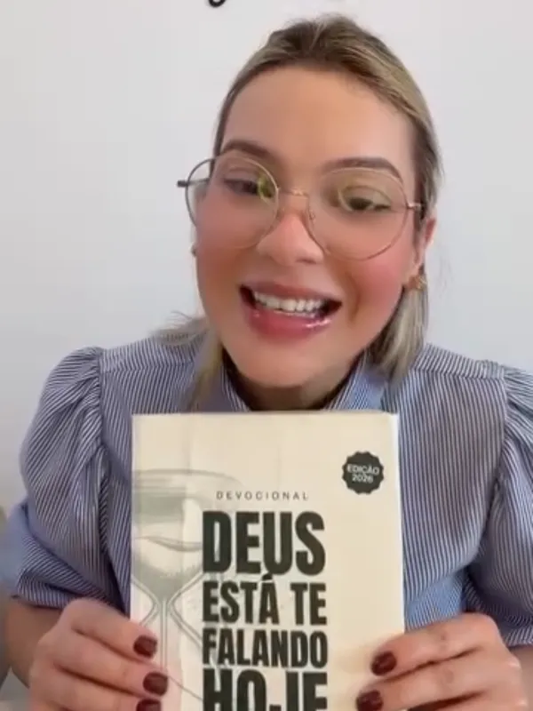 Leitora mostrando a edição 2026