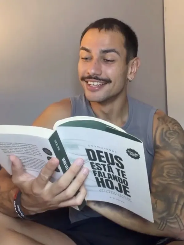 Leitor com a edição 2026 nas mãos